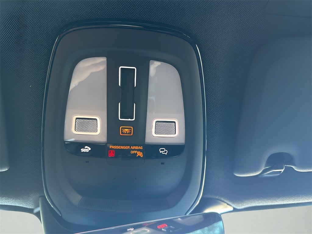 Used 2023 Volvo XC40 Recharge Plus image 38