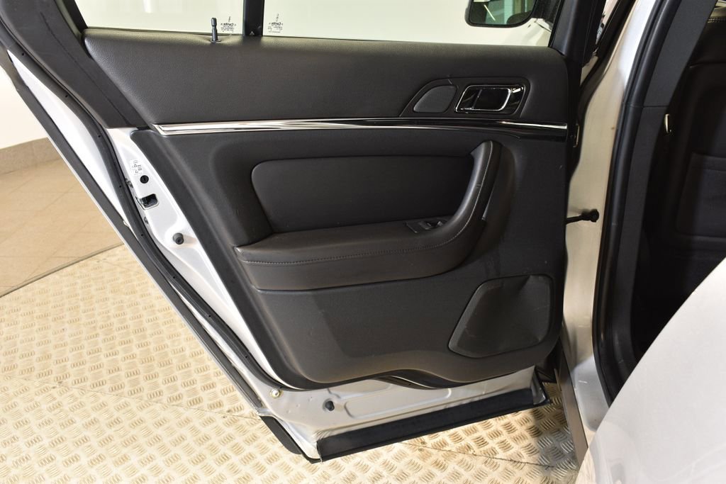 Used 2014 Lincoln MKS image 26