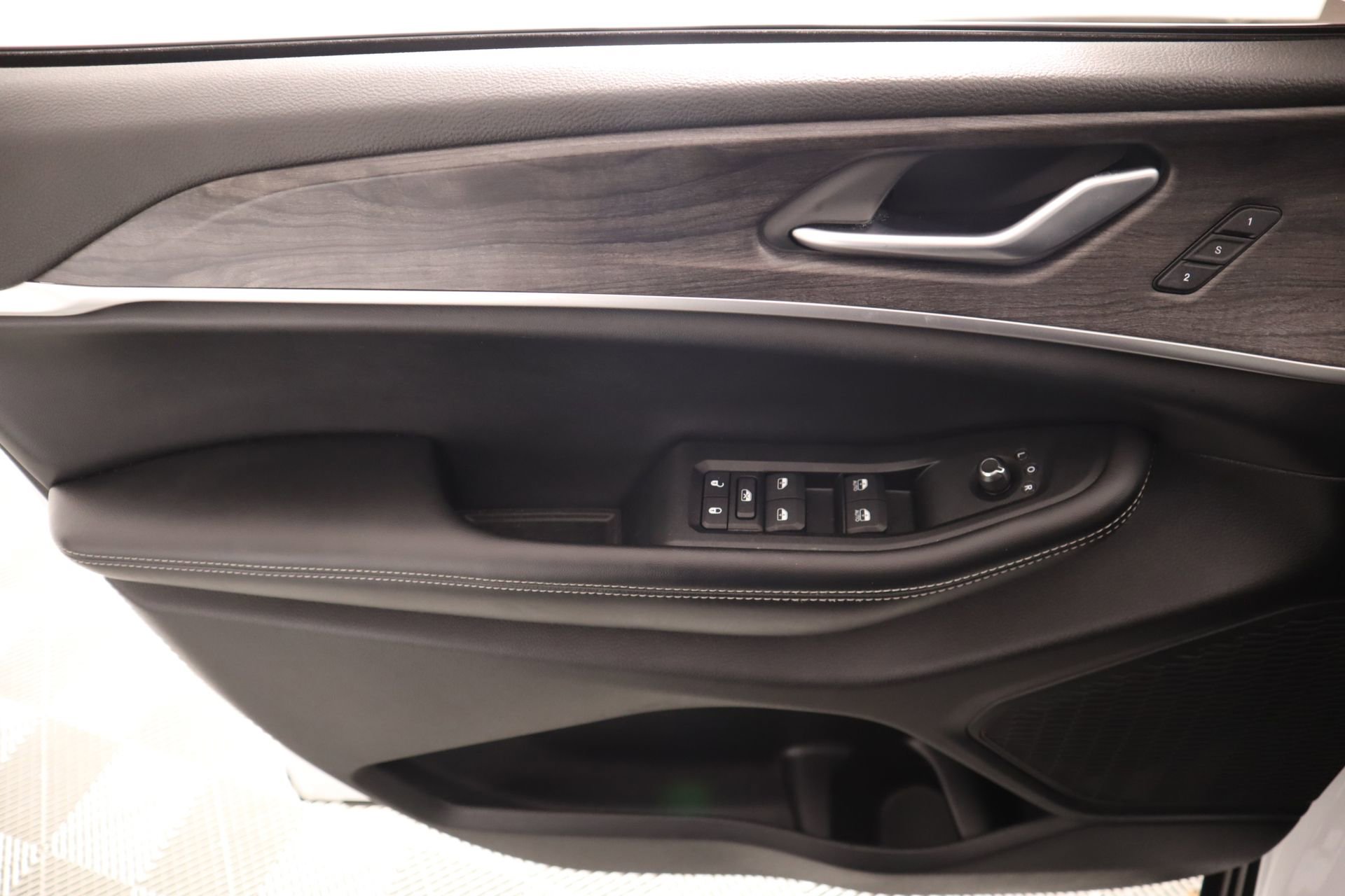 Used 2024 Jeep Grand Cherokee L Limited w/ Luxury Tech Group II image 18