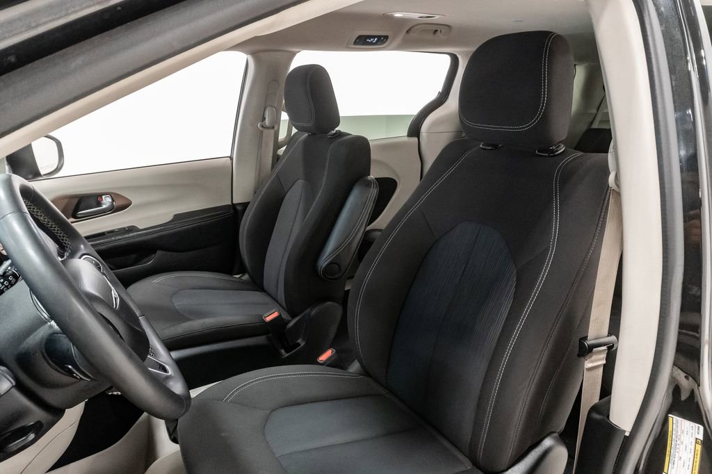 Used 2022 Chrysler Voyager LX FWD image 9