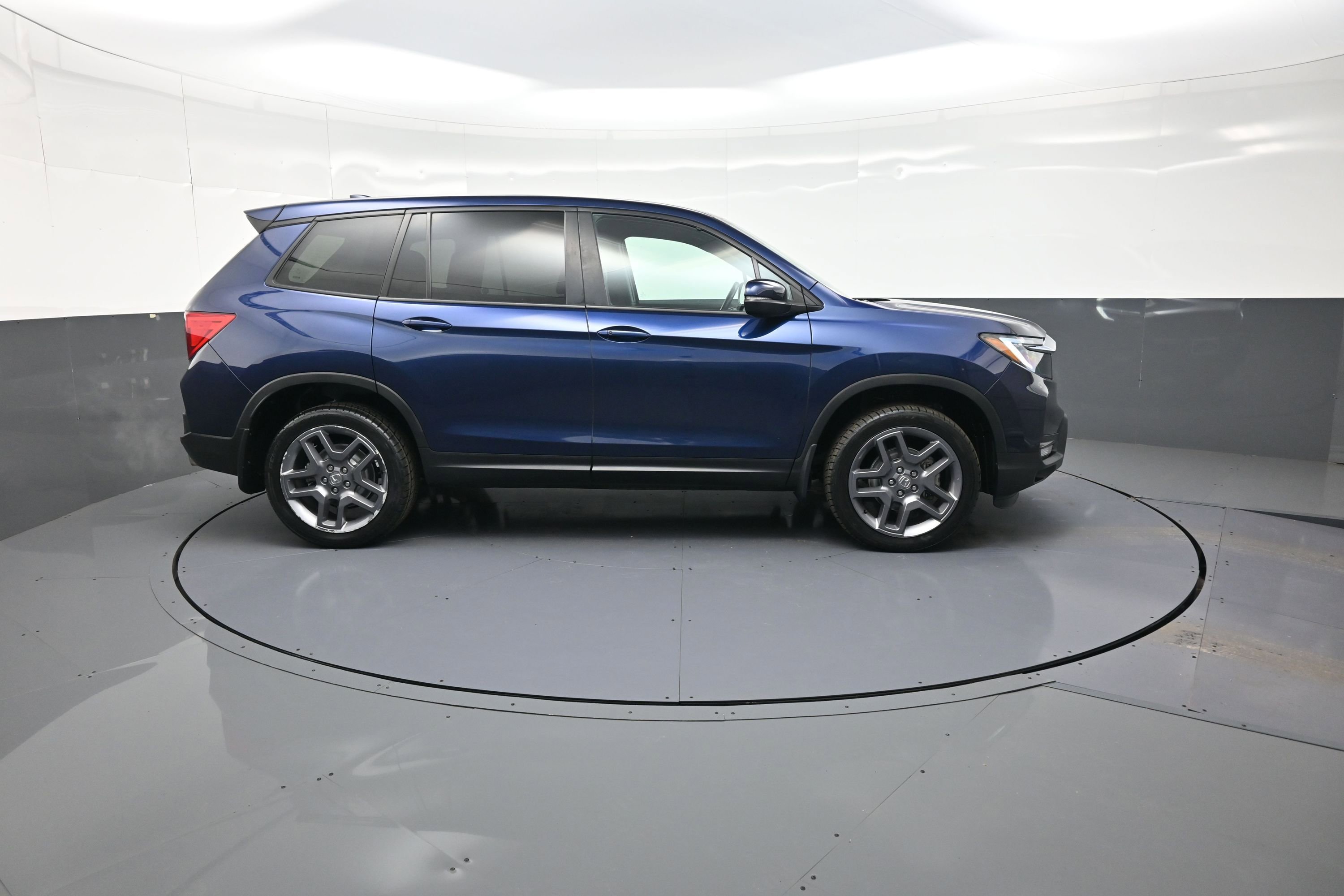 Used 2023 Honda Passport EX-L image 2