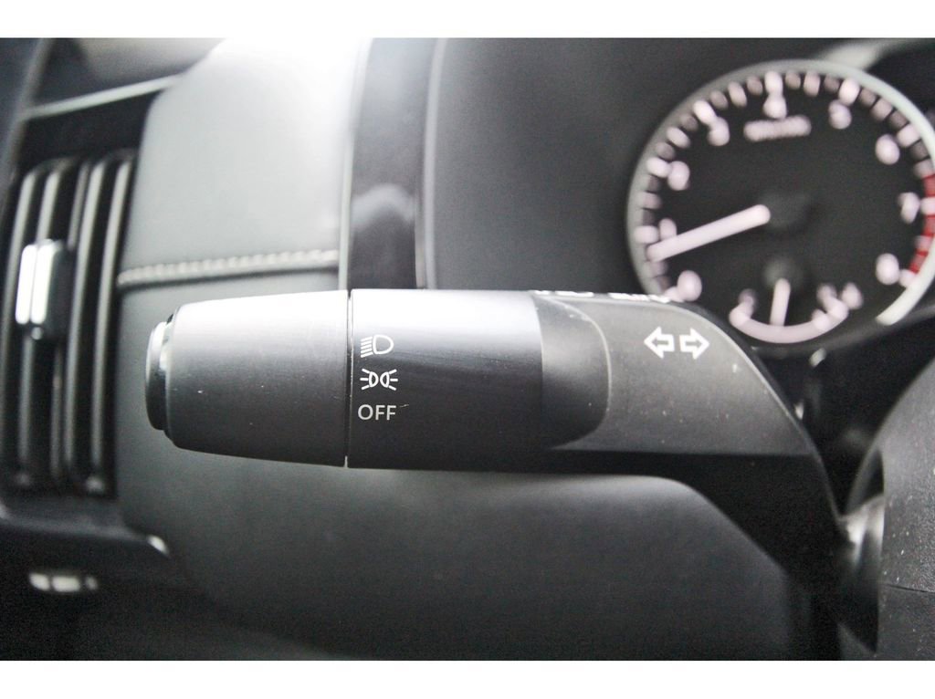 Used 2023 Nissan Pathfinder SV image 13