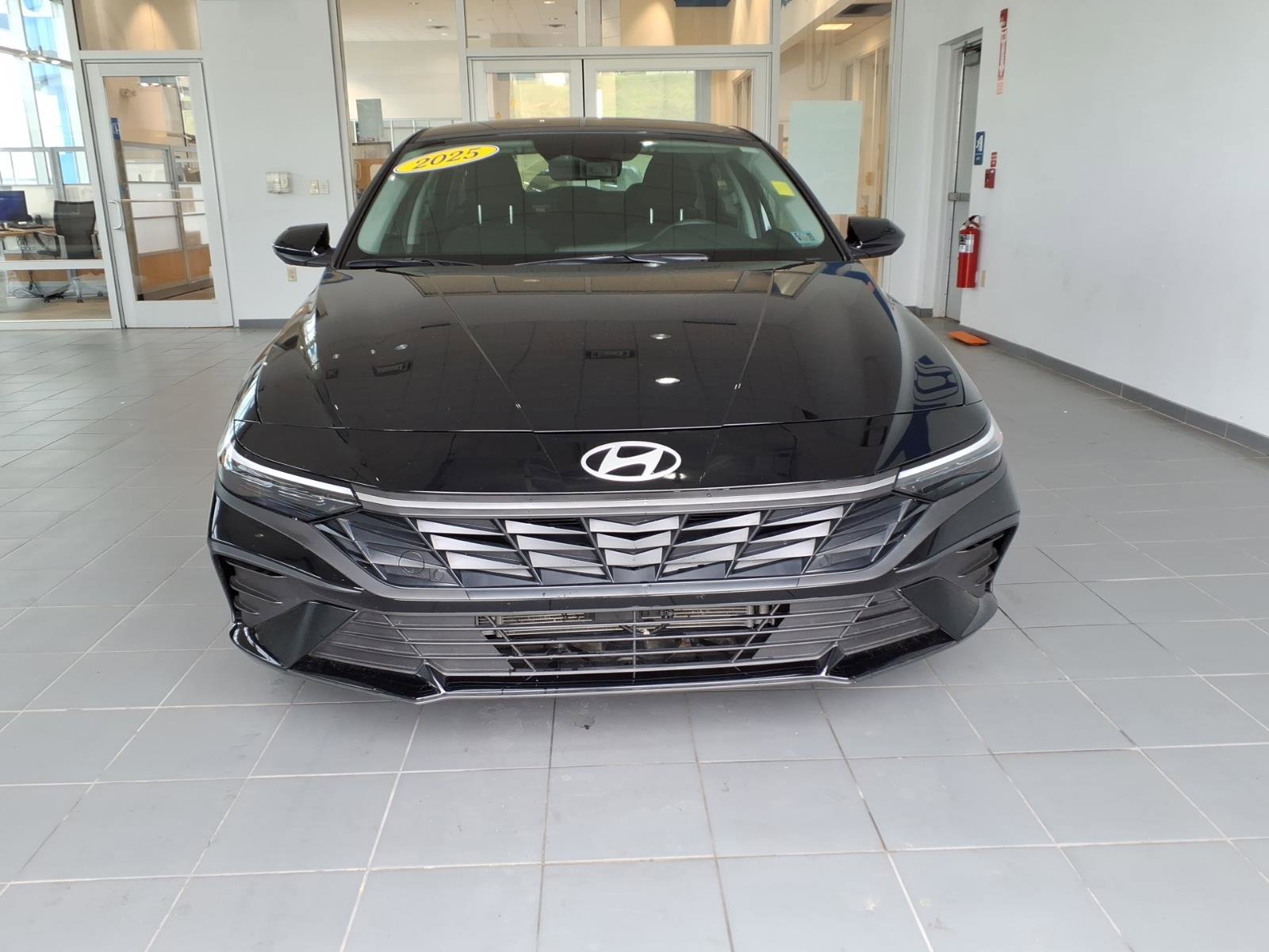 Certified 2025 Hyundai Elantra Hybrid FWD image 2