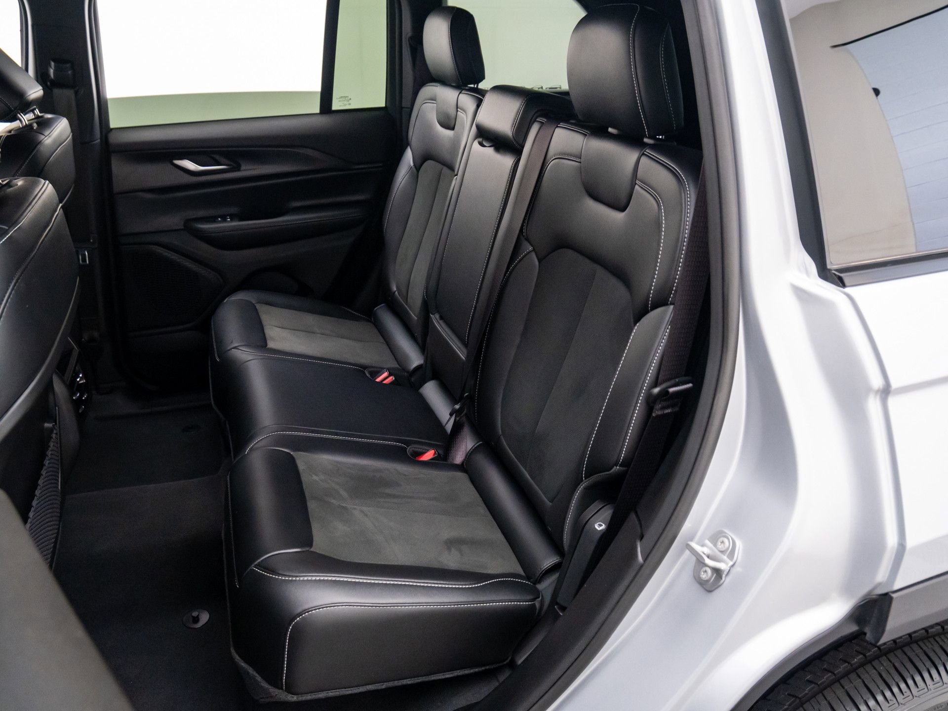 Used 2024 Jeep Grand Cherokee Altitude image 18