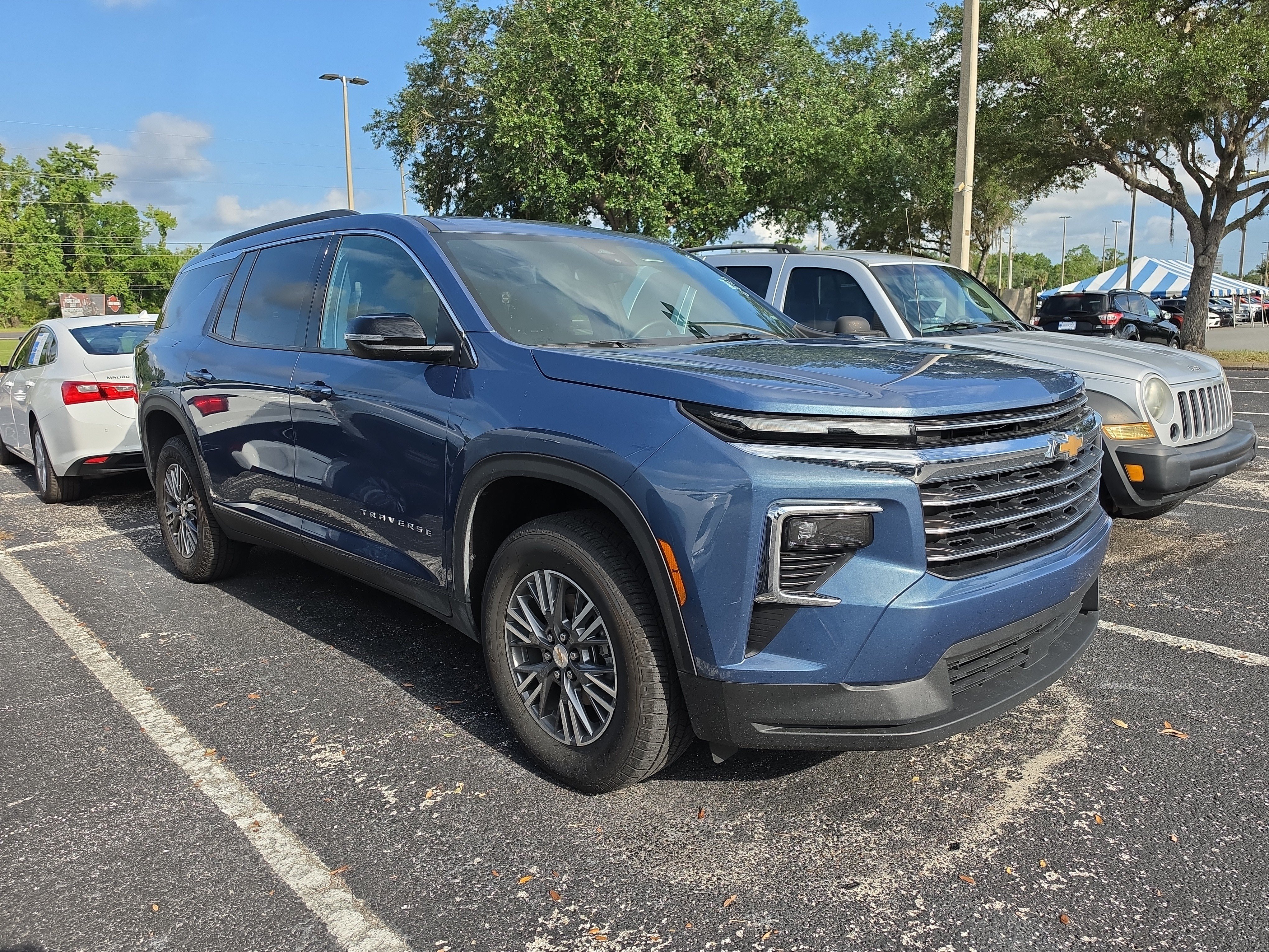 Used 2025 Chevrolet Traverse LT FWD image 1