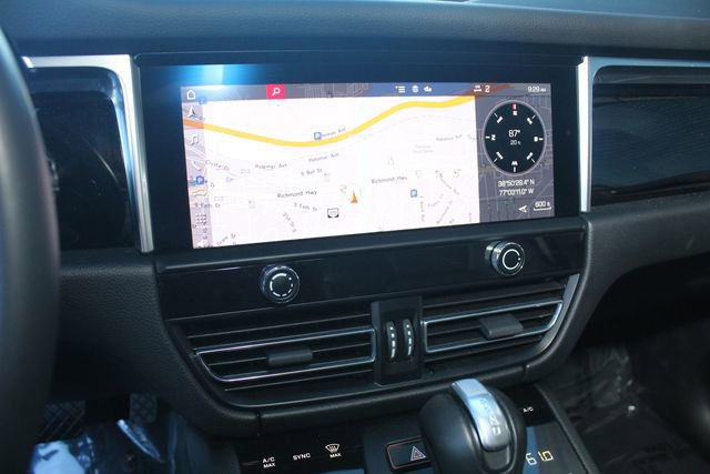 Certified 2023 Porsche Macan image 18