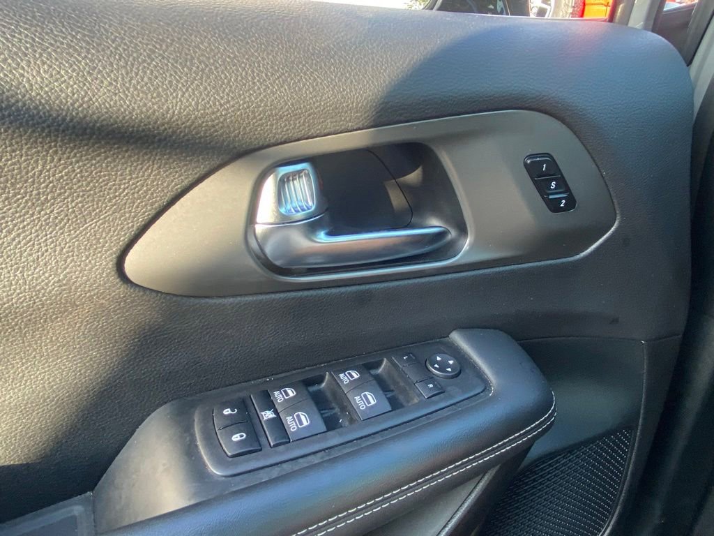 Used 2025 Chrysler Pacifica Select FWD image 18