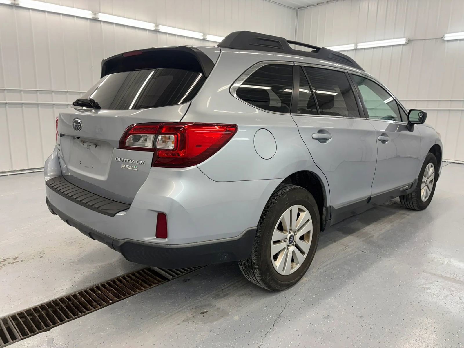 Used 2017 Subaru Outback 2.5i AWD/4WD image 4
