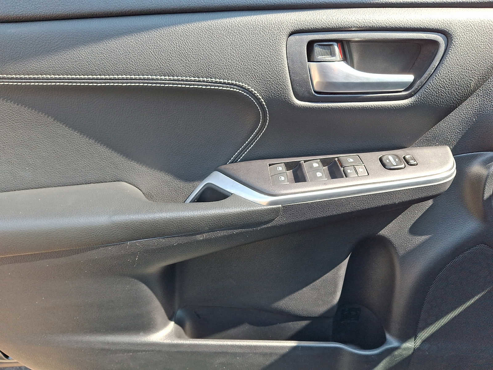 Used 2015 Toyota Camry XLE image 9
