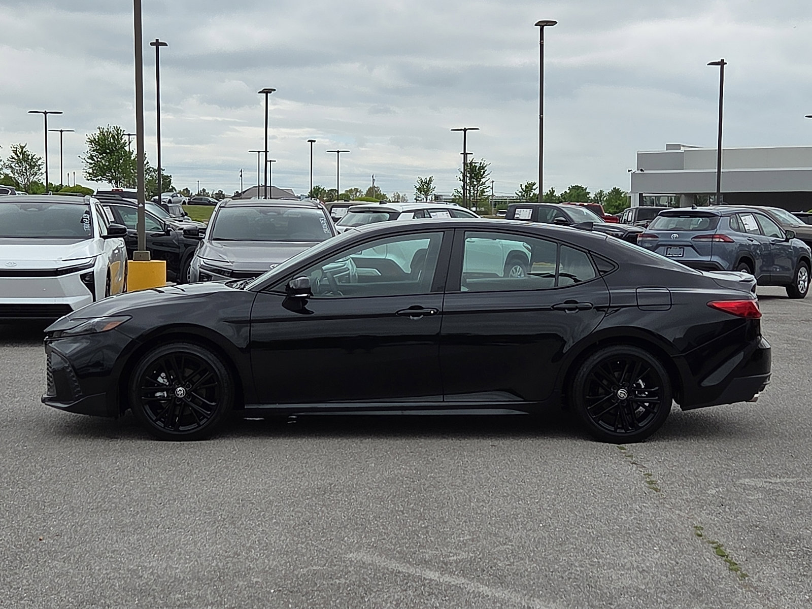 Used 2025 Toyota Camry SE FWD image 3