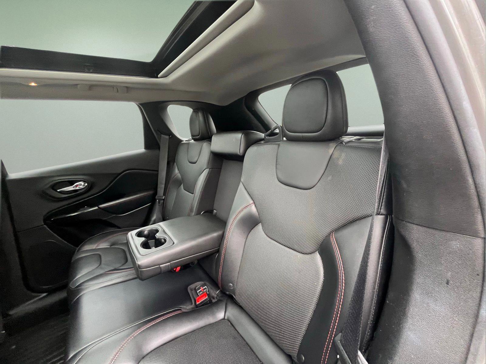 Used 2019 Jeep Cherokee Trailhawk image 29