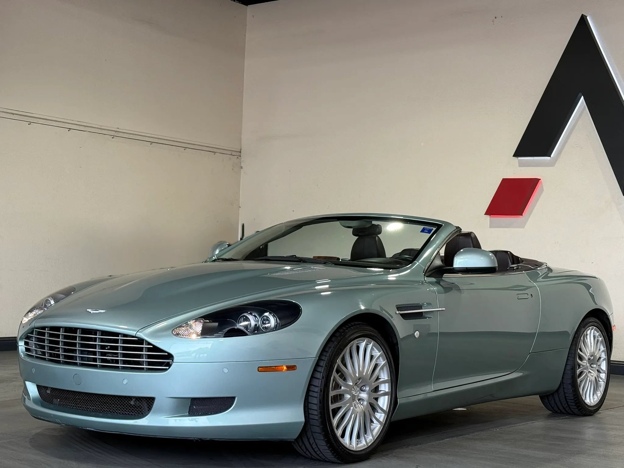 Used 2010 Aston Martin DB9 Volante RWD image 2