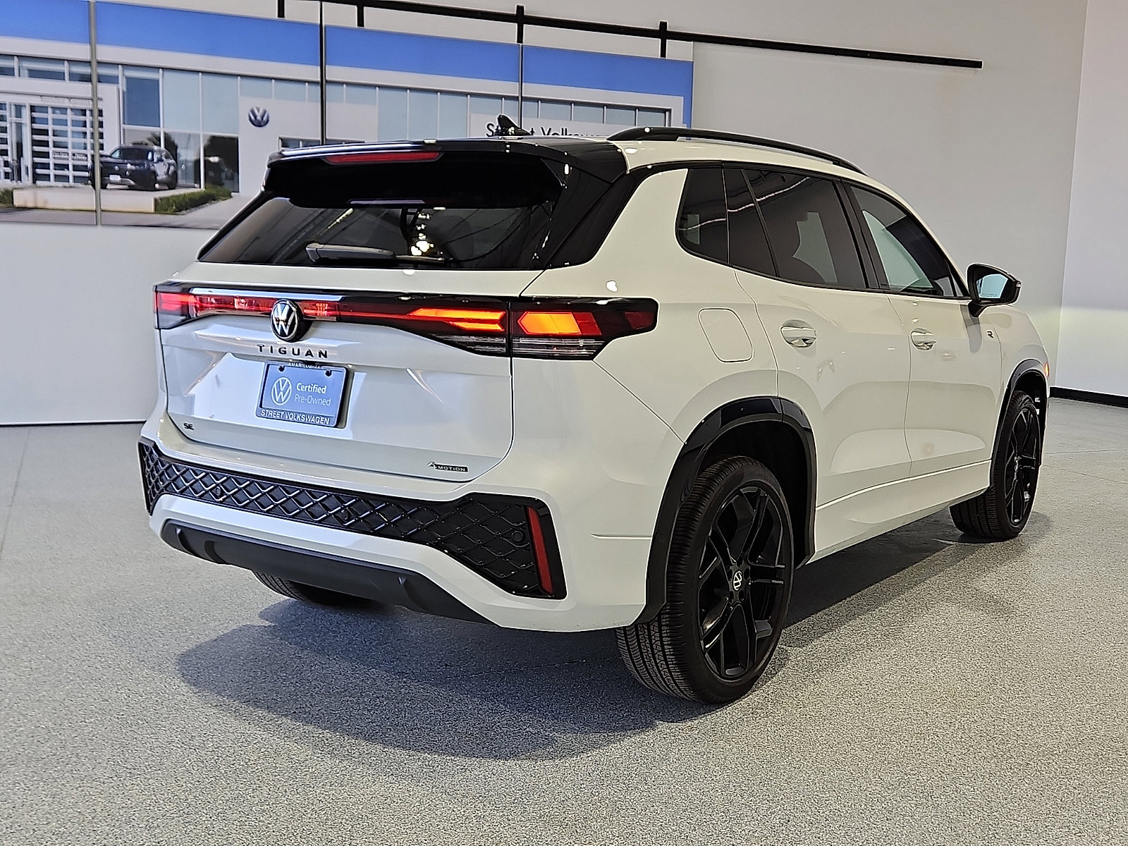 Certified 2025 Volkswagen Tiguan SE R-Line image 3