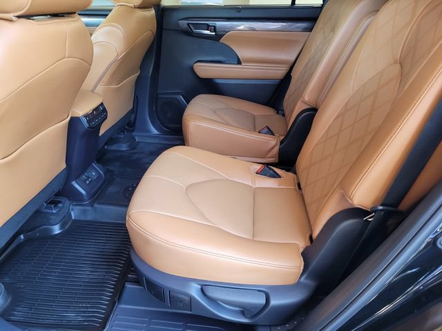 Certified 2024 Toyota Highlander Platinum AWD/4WD image 18