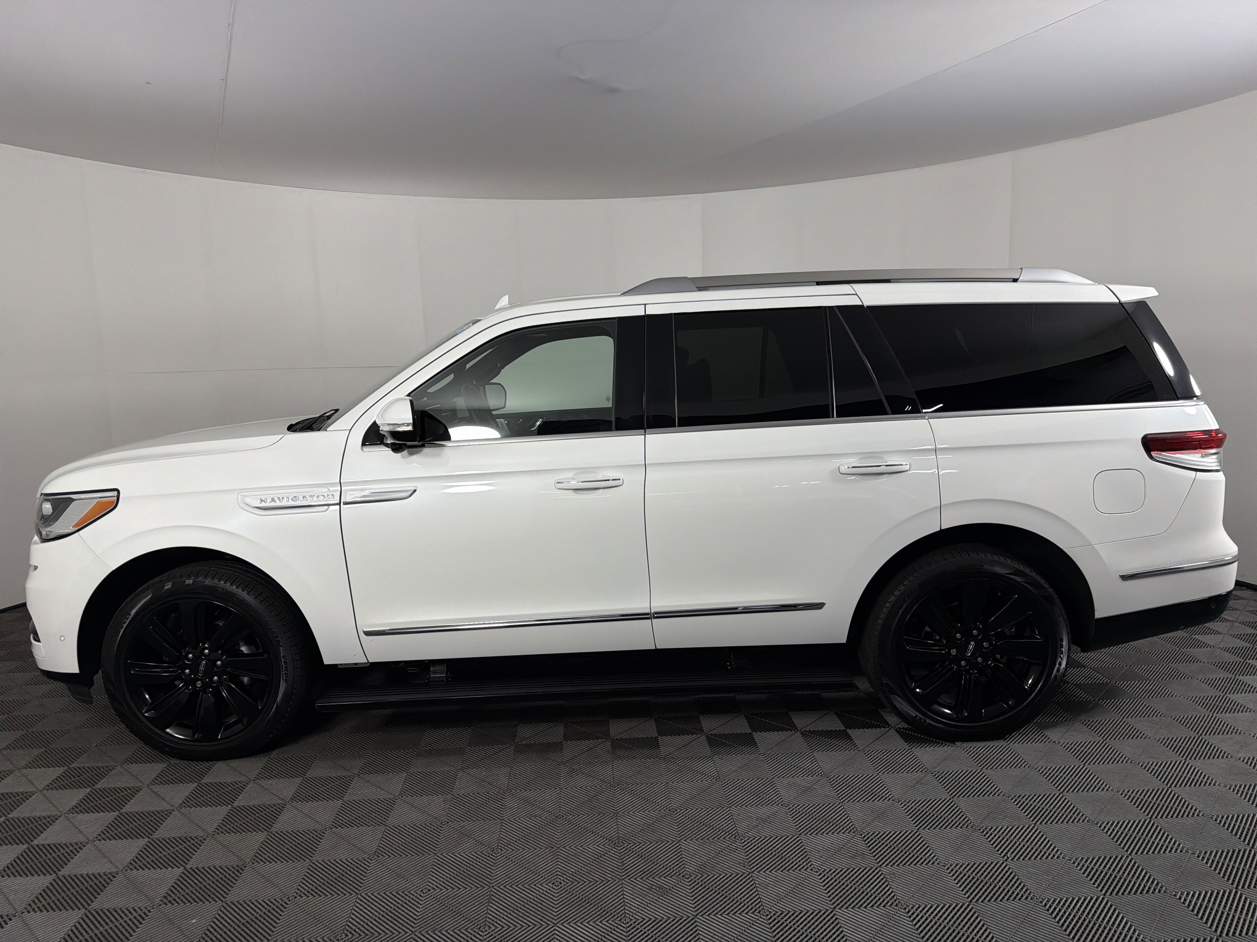 Used 2024 Lincoln Navigator Reserve image 4