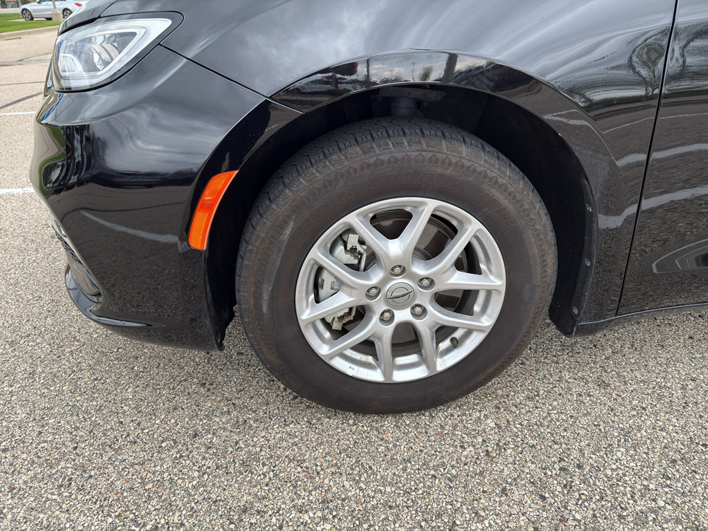 Used 2025 Chrysler Pacifica Select FWD image 8