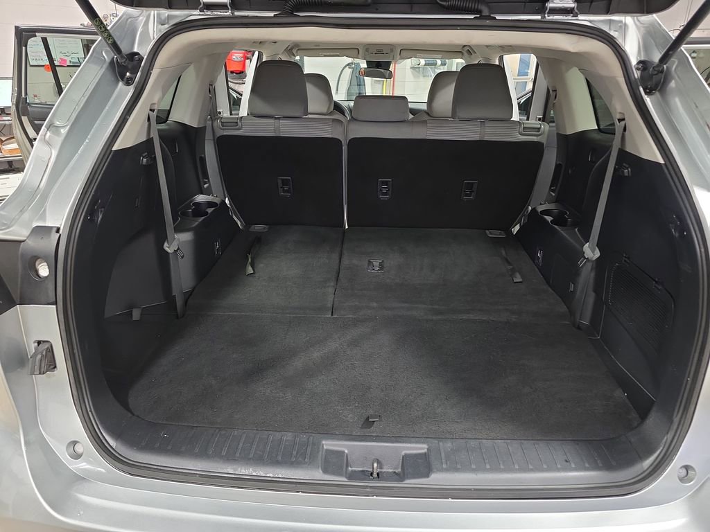 Used 2021 Toyota Highlander L image 14