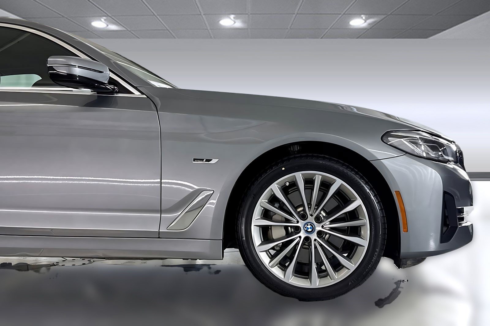 Certified 2023 BMW 530e w/ Premium Package RWD image 36