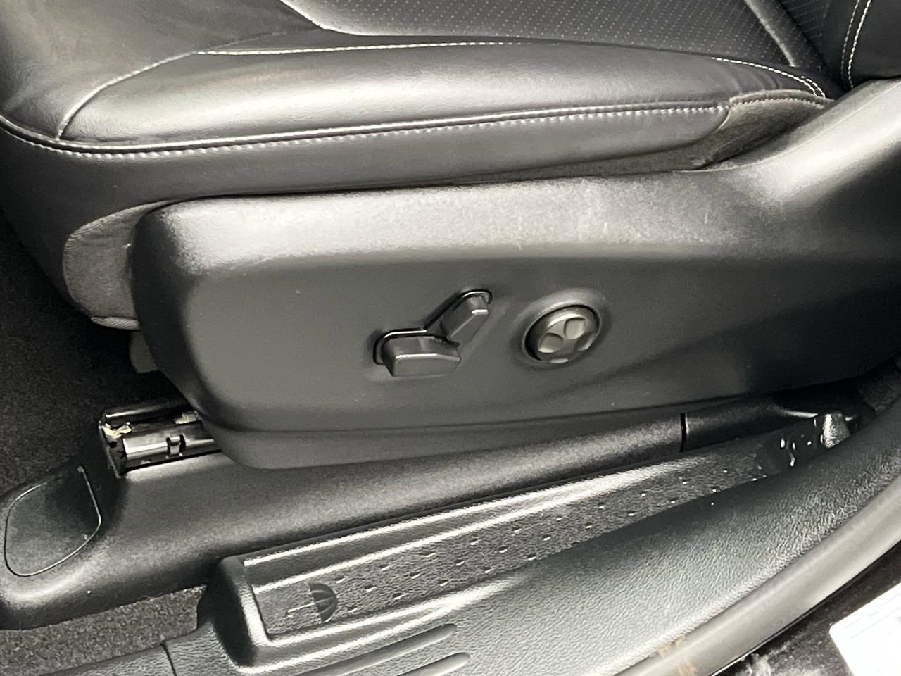 Used 2025 Chrysler Pacifica Select FWD image 9