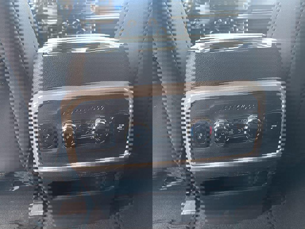Used 2024 Ford Expedition Max XLT image 12