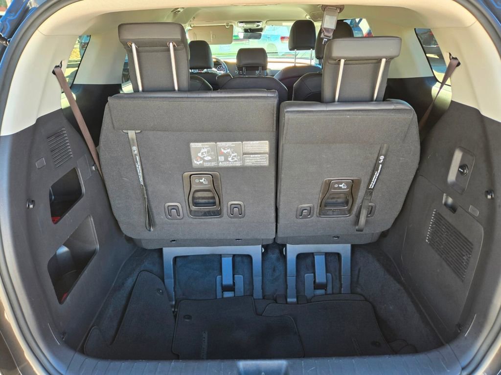 Used 2024 Kia Carnival LX FWD image 11