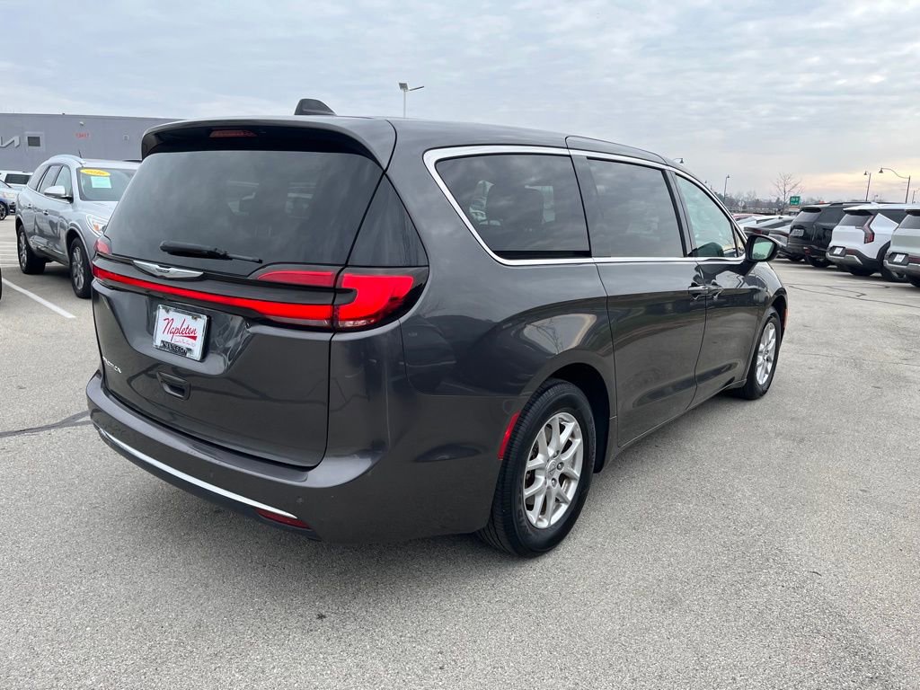 Used 2023 Chrysler Pacifica Touring-L FWD image 7