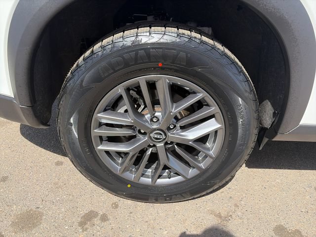Used 2024 Nissan Rogue S AWD/4WD image 15