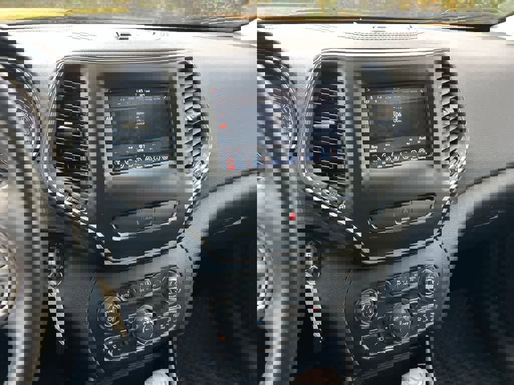 Used 2019 Jeep Cherokee Latitude w/ Cold Weather Group image 20