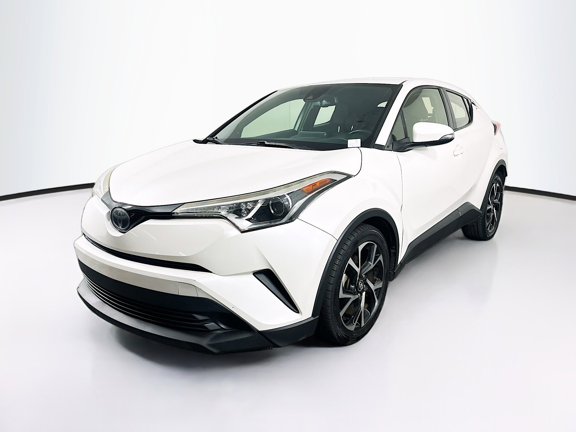Used 2018 Toyota C-HR XLE FWD image 3
