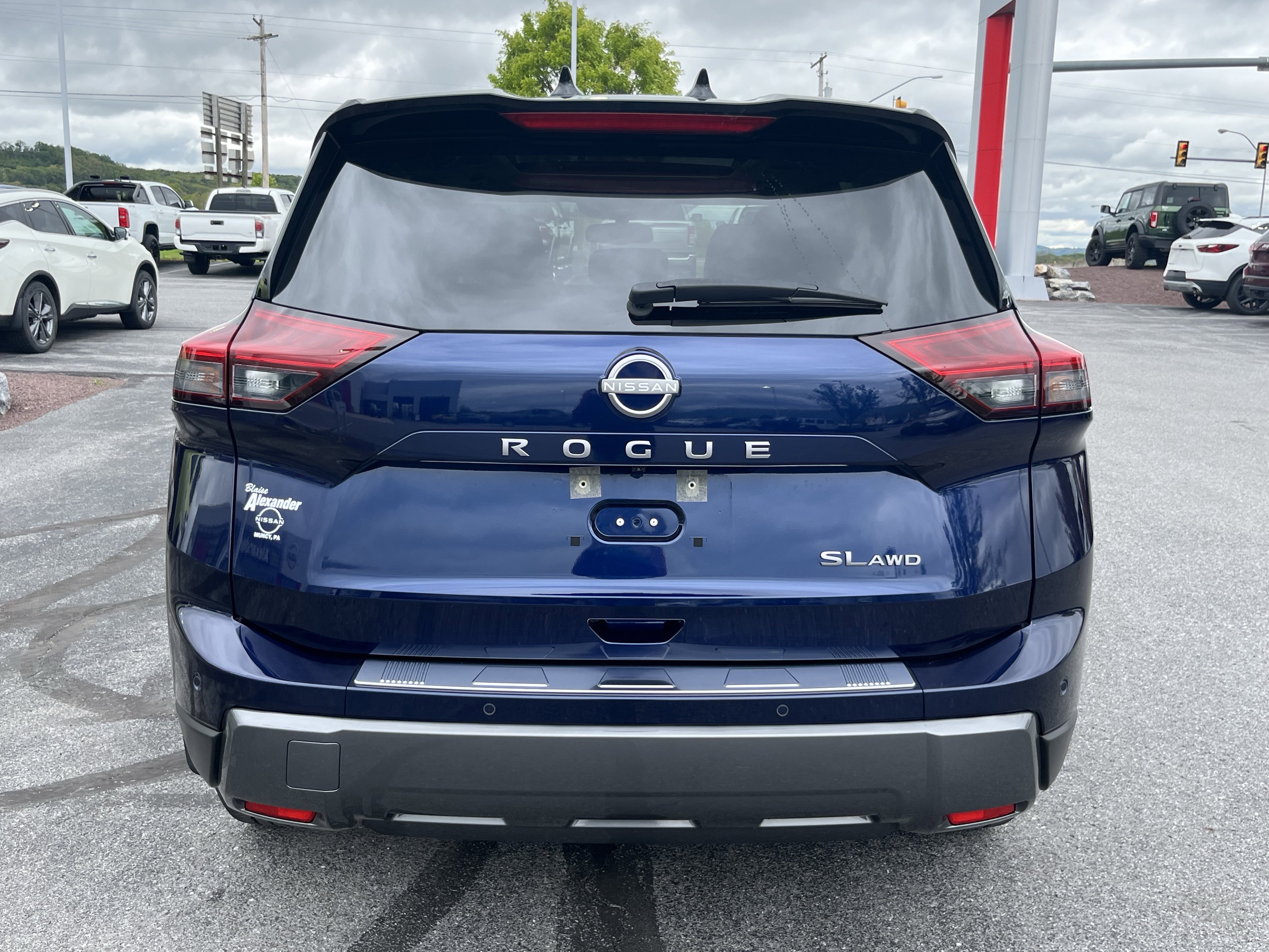 Used 2025 Nissan Rogue SL w/ Tech Package AWD/4WD image 6