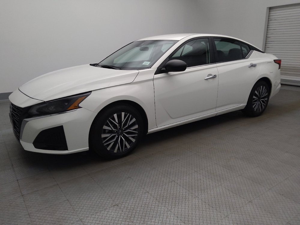 Used 2025 Nissan Altima 2.5 SV FWD image 2