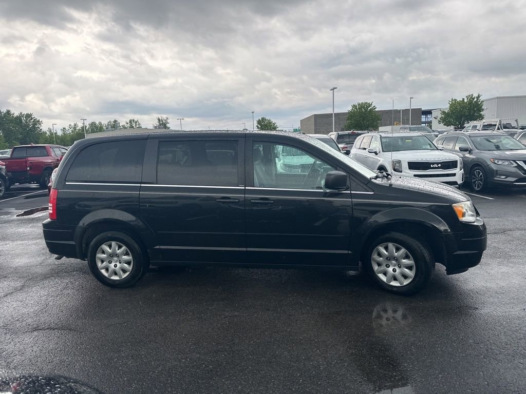 Used 2010 Chrysler Town & Country LX FWD image 12