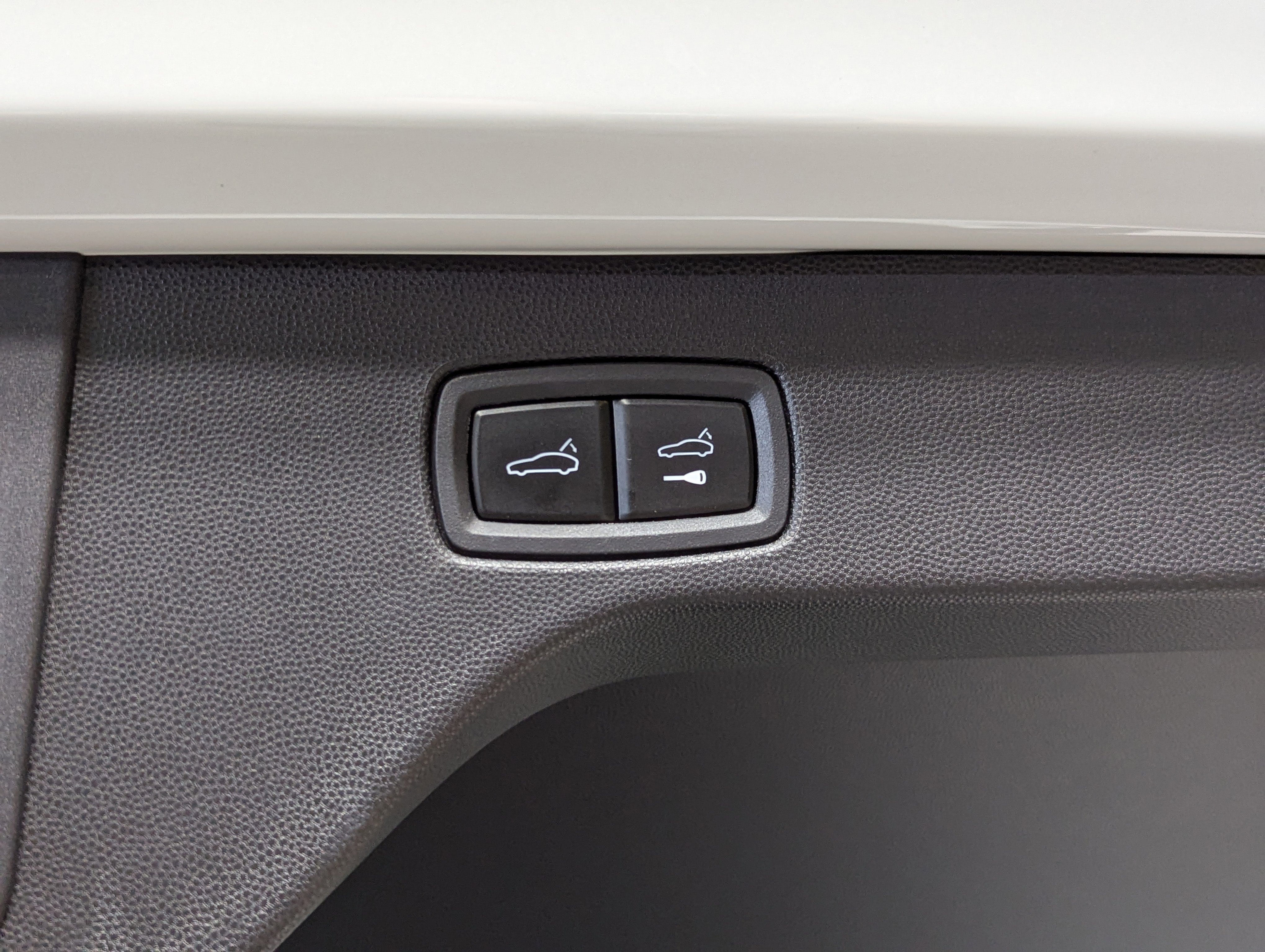 Certified 2025 Porsche Macan 4 Electric image 18