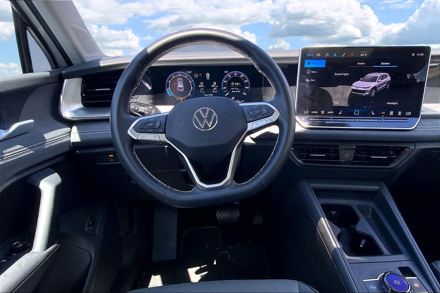 Certified 2025 Volkswagen Tiguan SE AWD/4WD image 14