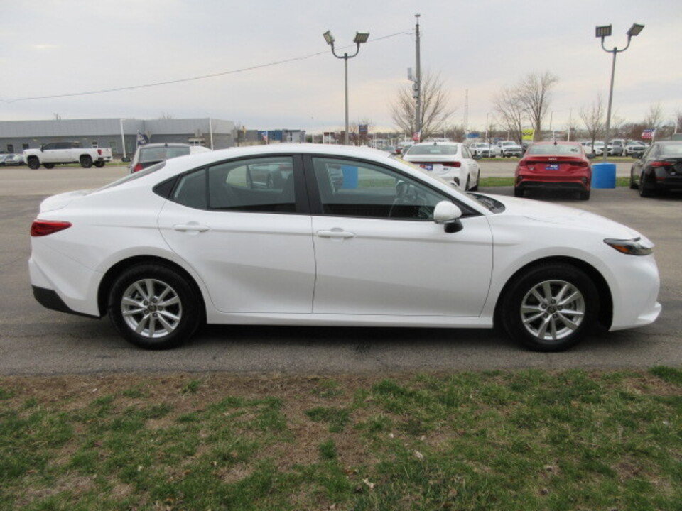 Used 2025 Toyota Camry LE w/ Convenience Package image 6