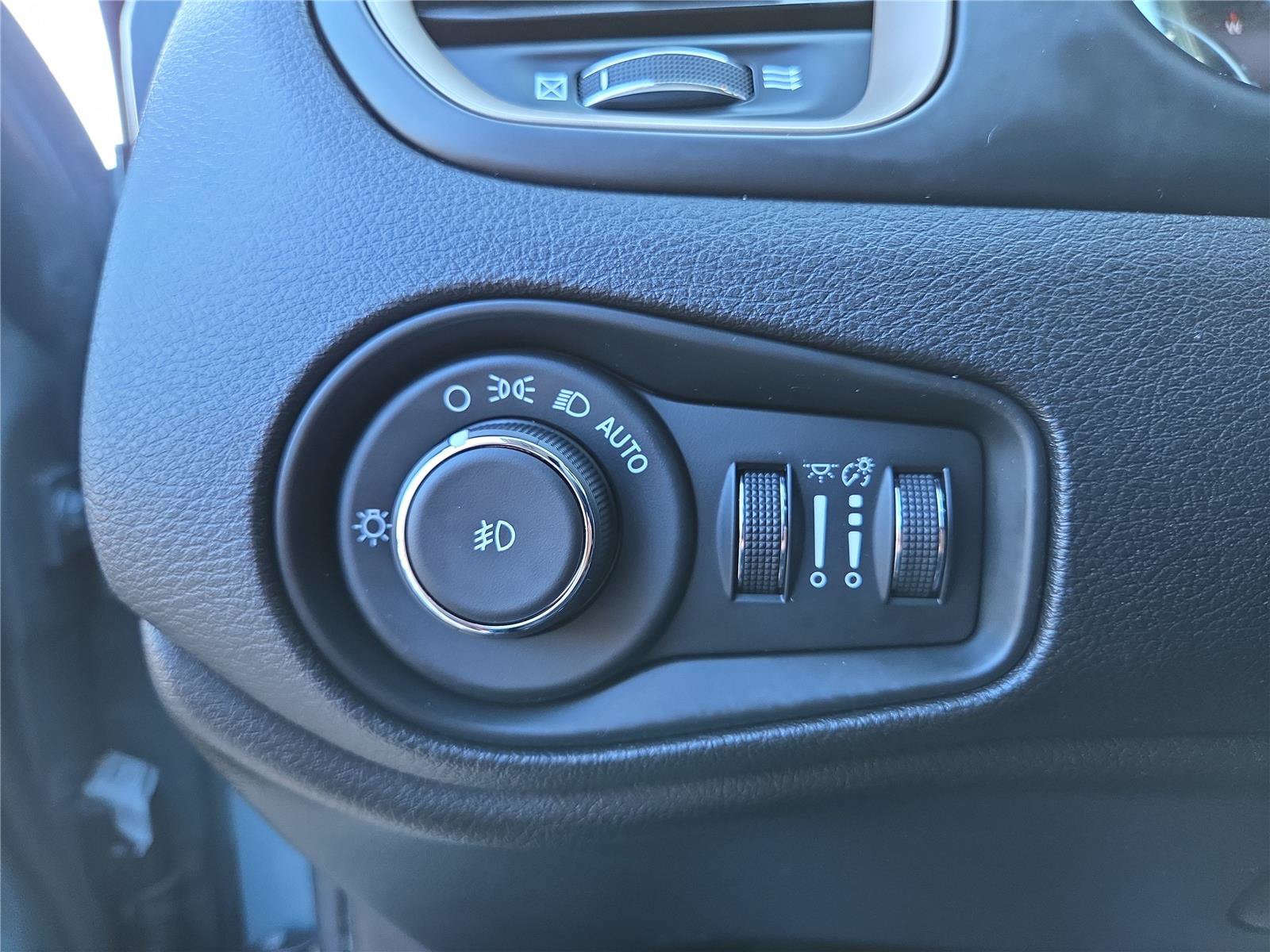 Used 2017 Jeep Renegade Limited AWD/4WD image 17