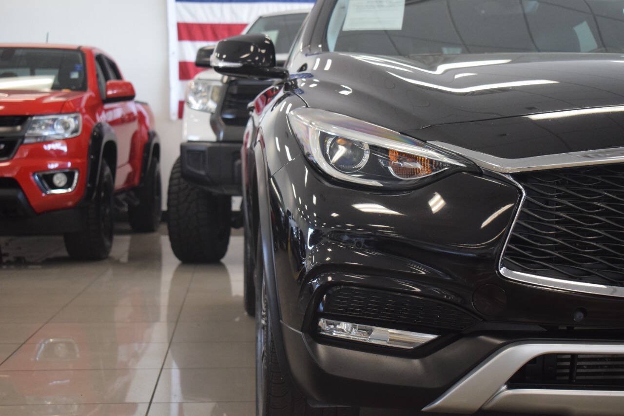 Used 2018 INFINITI QX30 Premium w/ Navigation Package AWD/4WD image 9