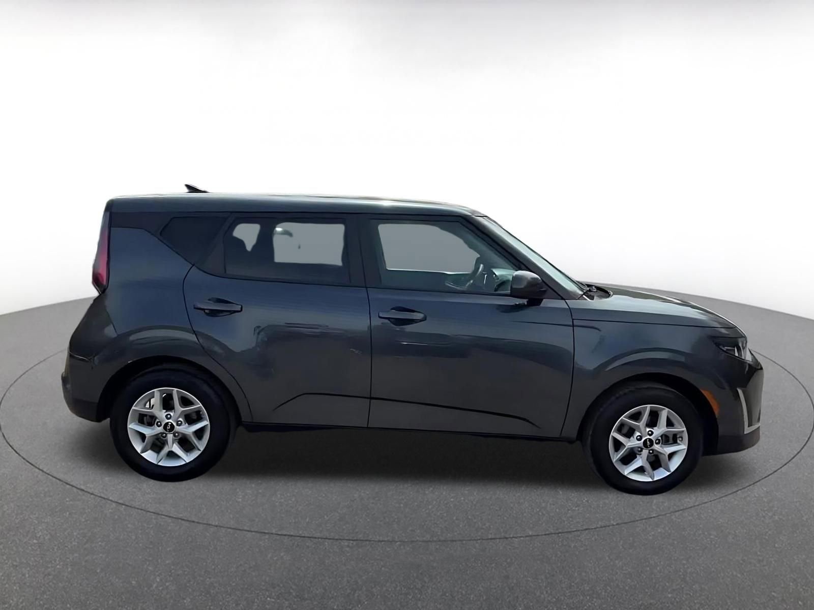 Used 2025 Kia Soul LX w/ LX Technology Package FWD image 16