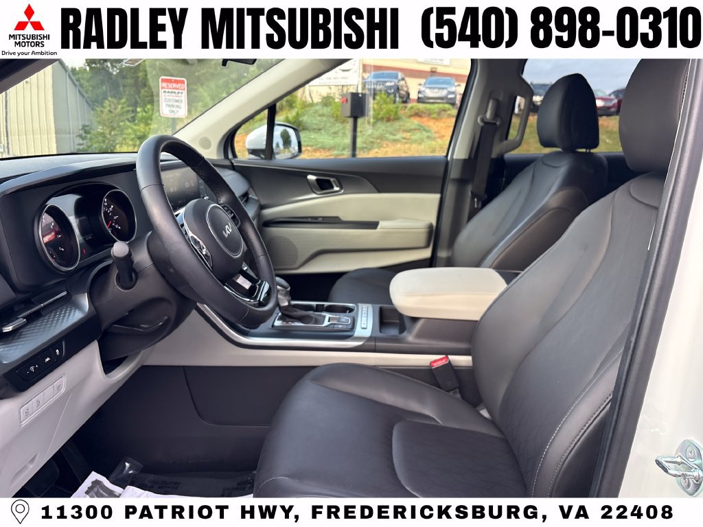 Used 2023 Kia Carnival LX FWD image 3