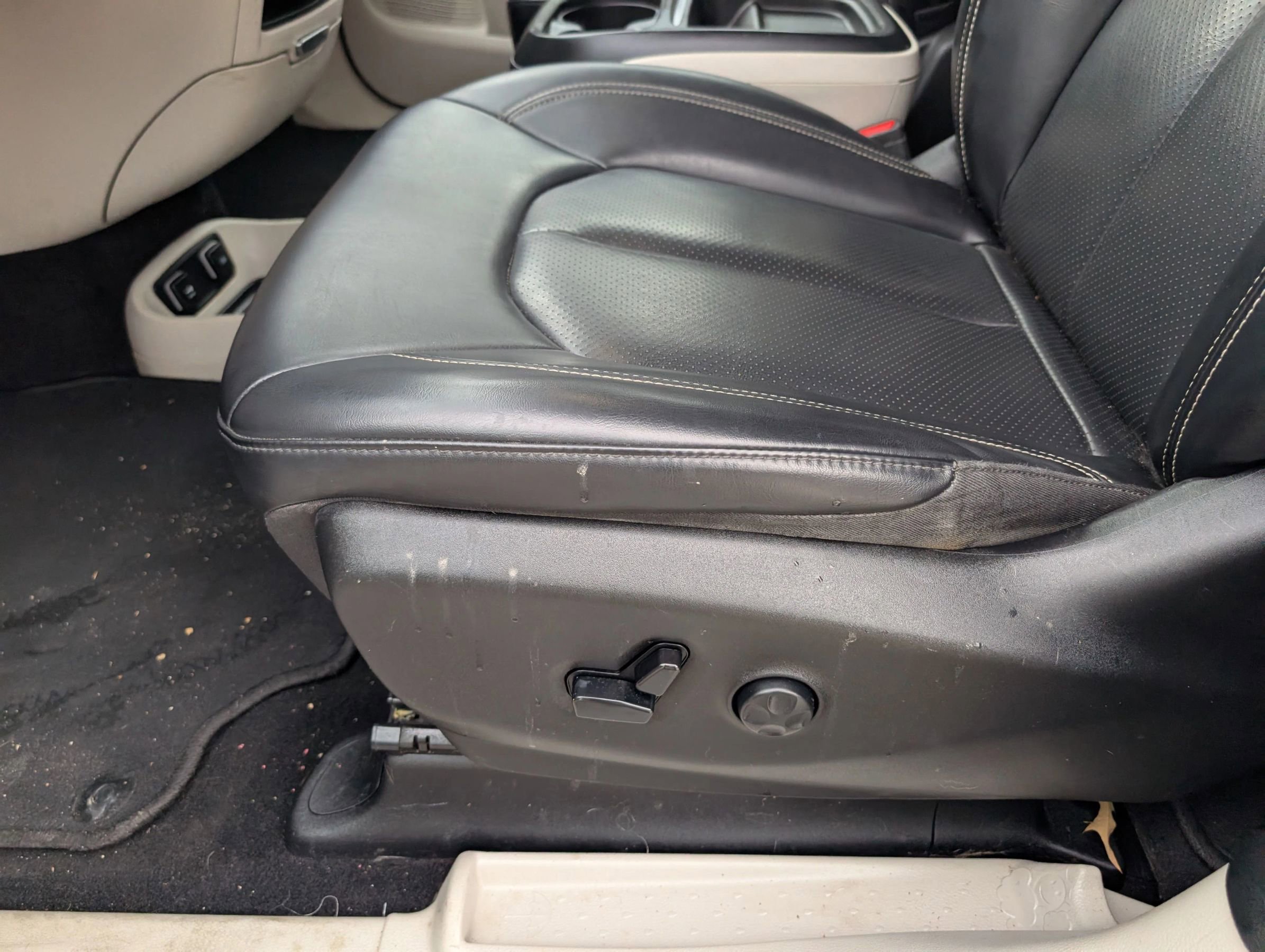 Used 2020 Chrysler Voyager Lxi image 14