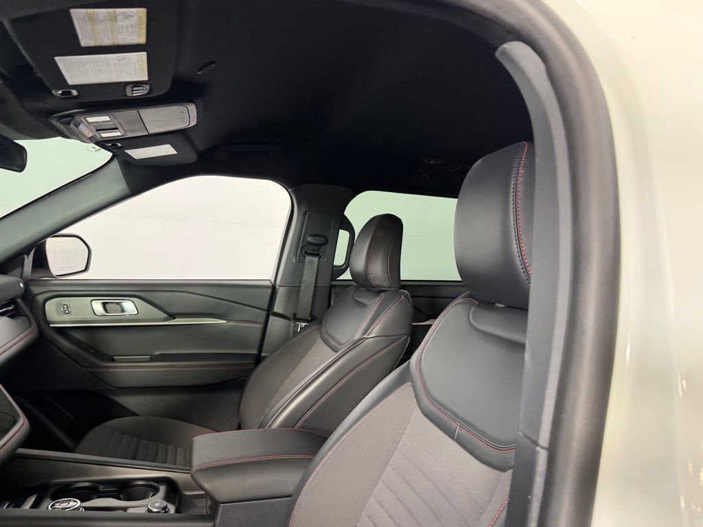 Used 2025 Ford Explorer ST-Line w/ ST-Line Street Pack image 23