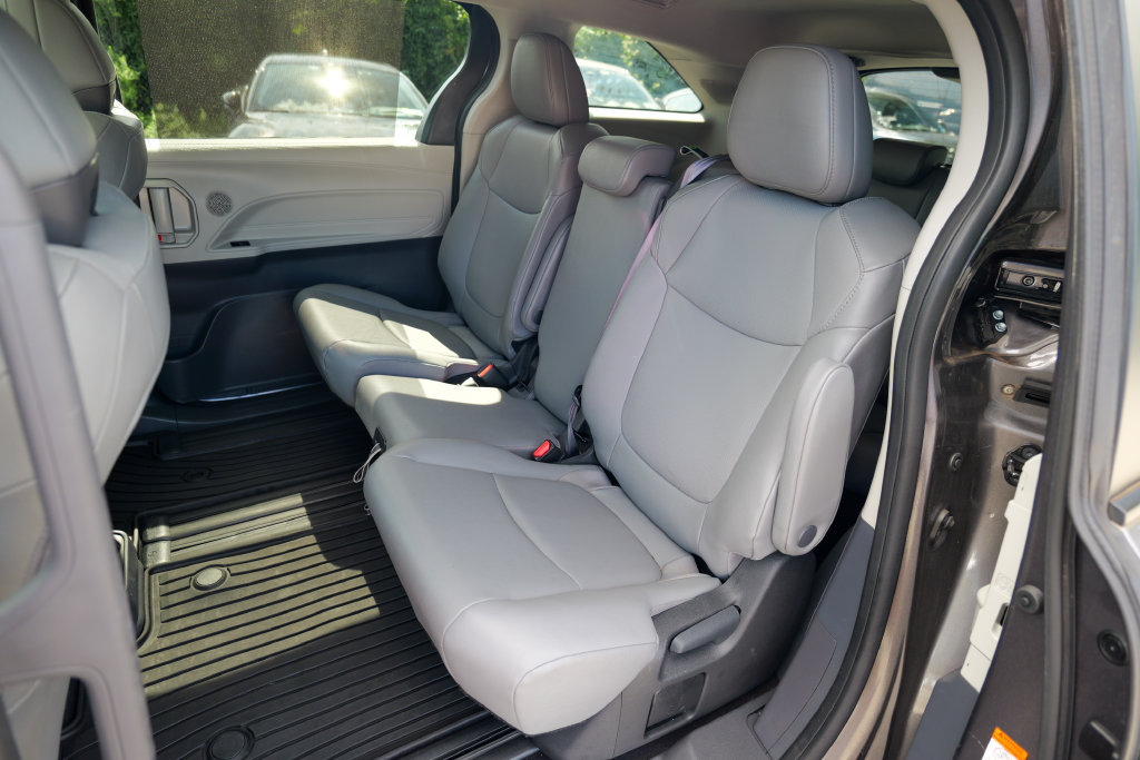 Used 2024 Toyota Sienna XLE w/ XLE Plus Package FWD image 26