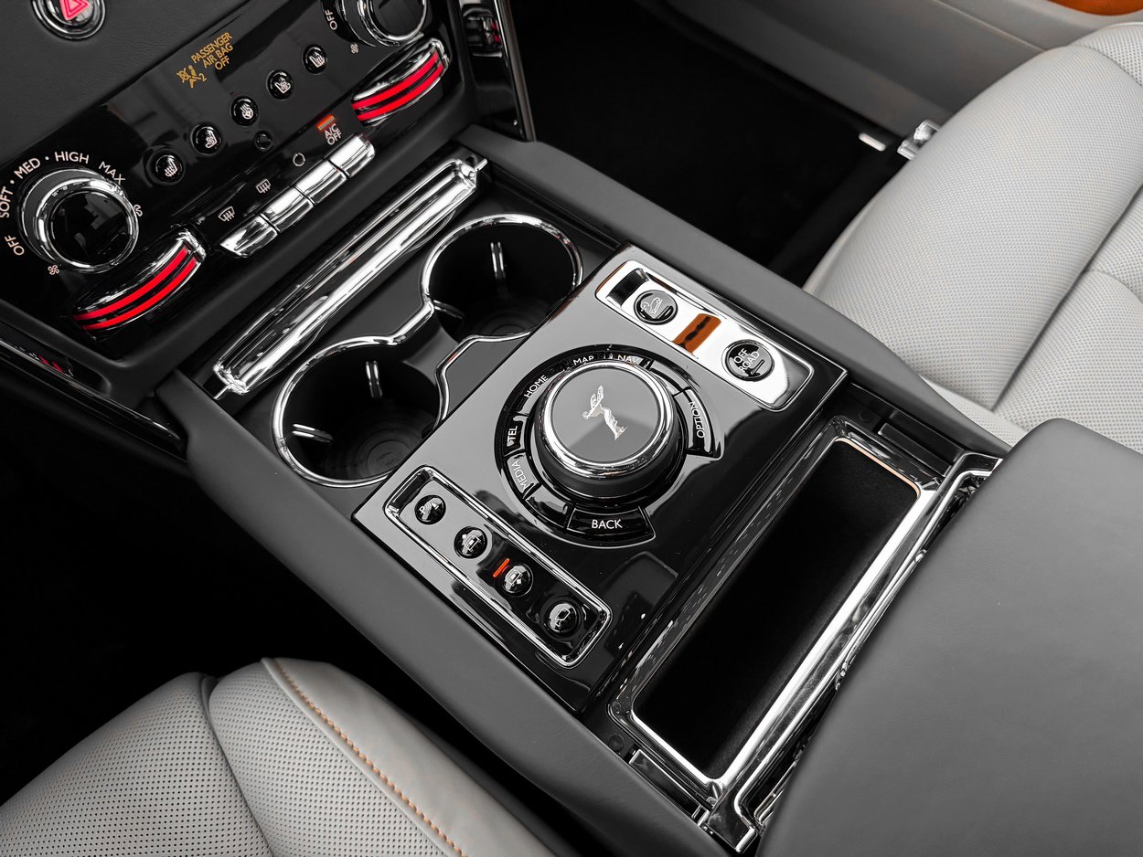 New 2026 Rolls-Royce Cullinan Black Badge image 24