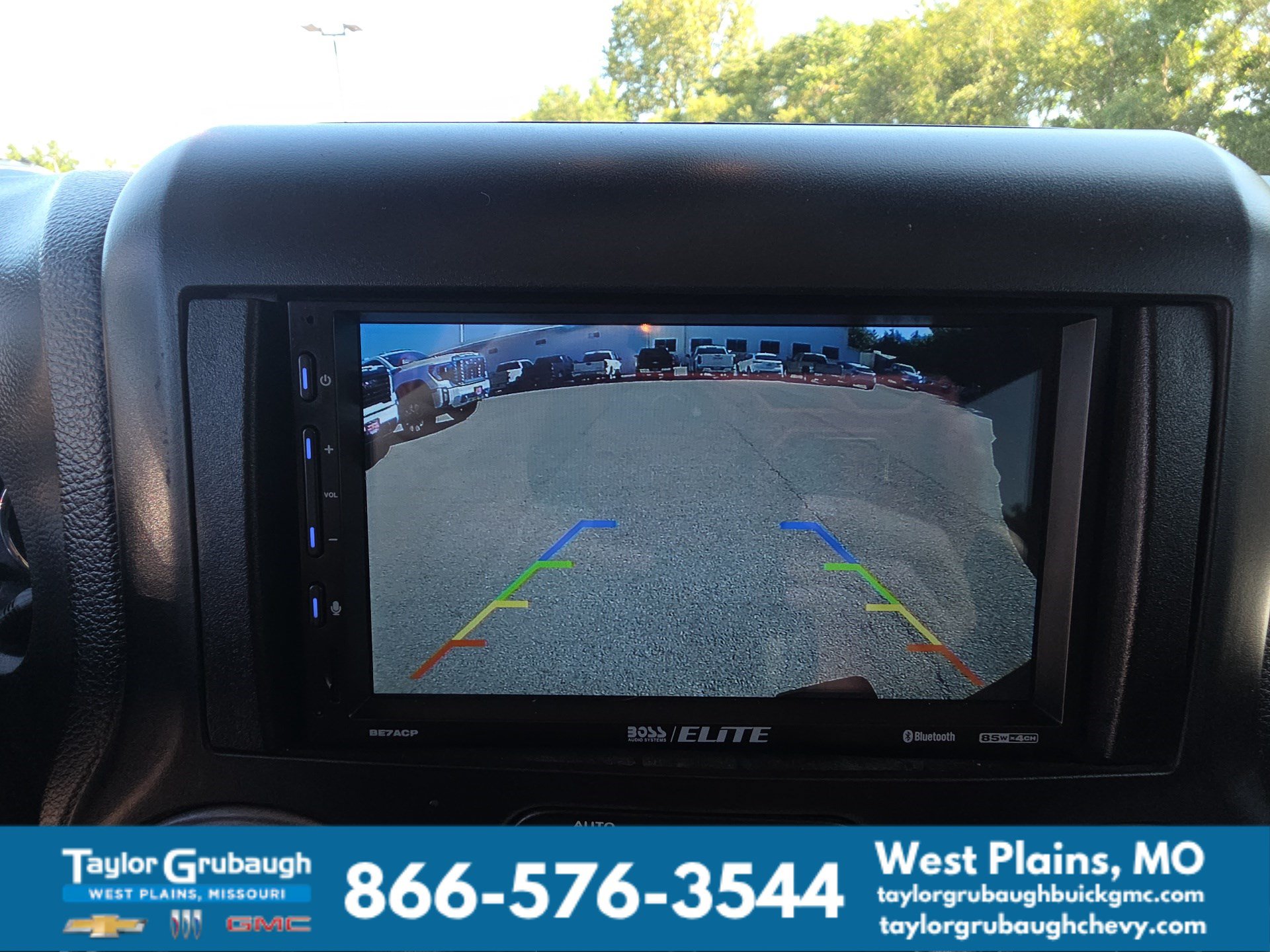 Used 2013 Jeep Wrangler Unlimited Sahara AWD/4WD image 22