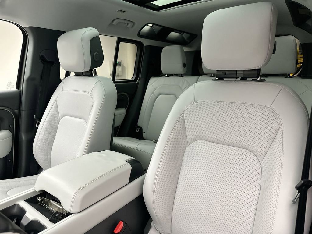Used 2025 Land Rover Defender 110 S image 22