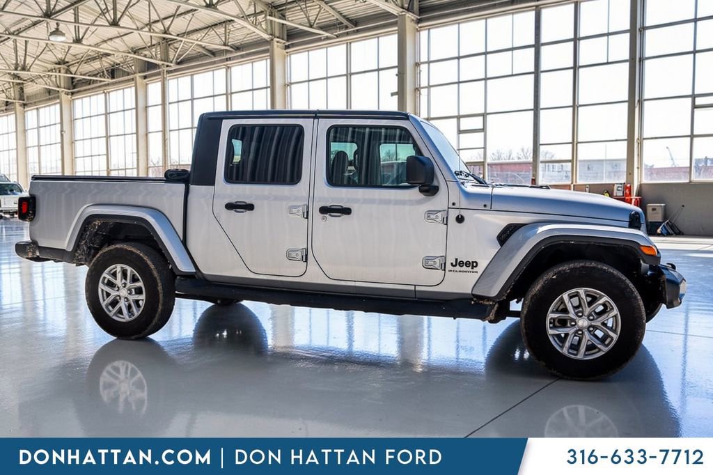 Used 2023 Jeep Gladiator Sport image 29