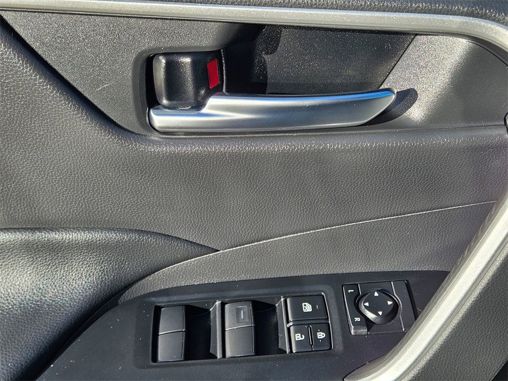 Used 2021 Toyota RAV4 XLE image 15