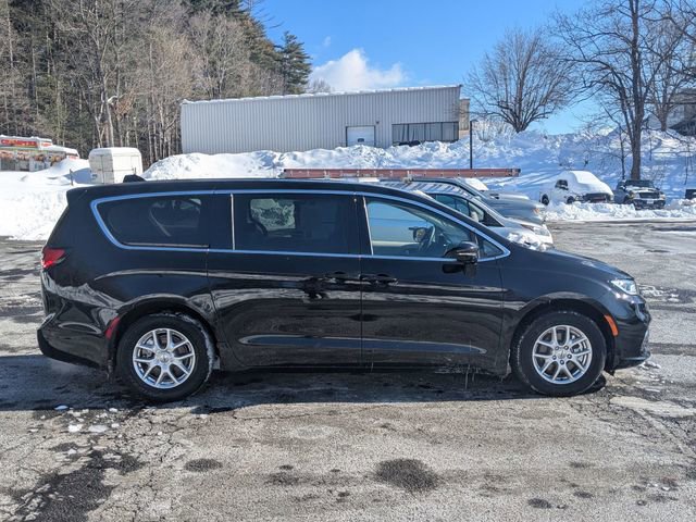 Used 2024 Chrysler Pacifica Touring-L image 4