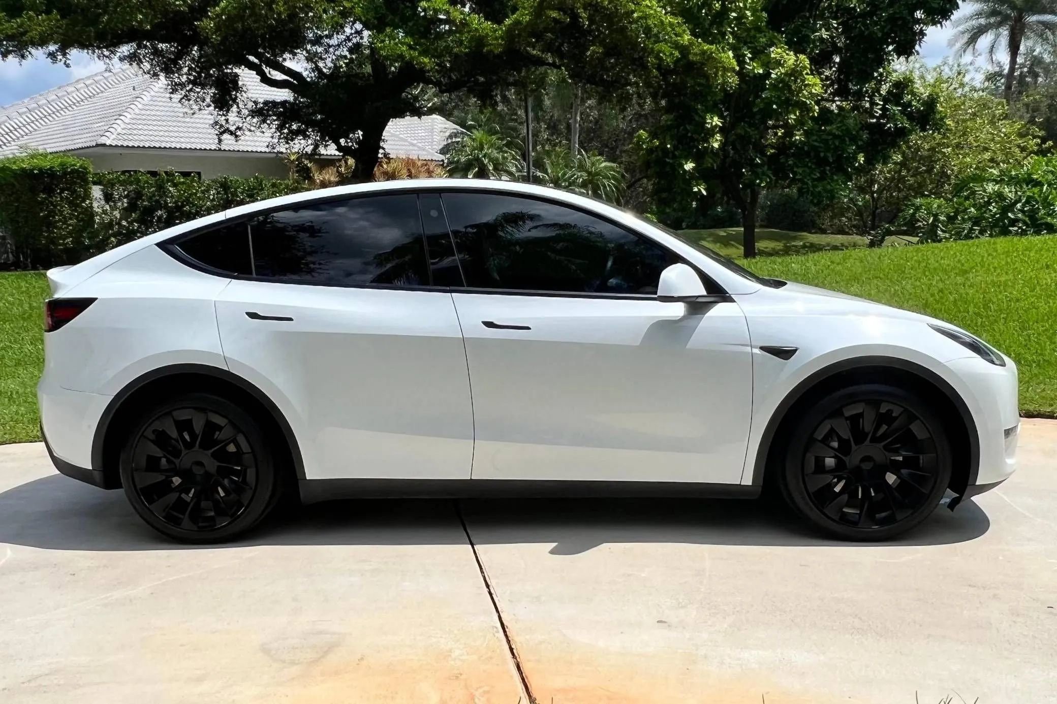 Used 2021 Tesla Model Y Long Range image 1