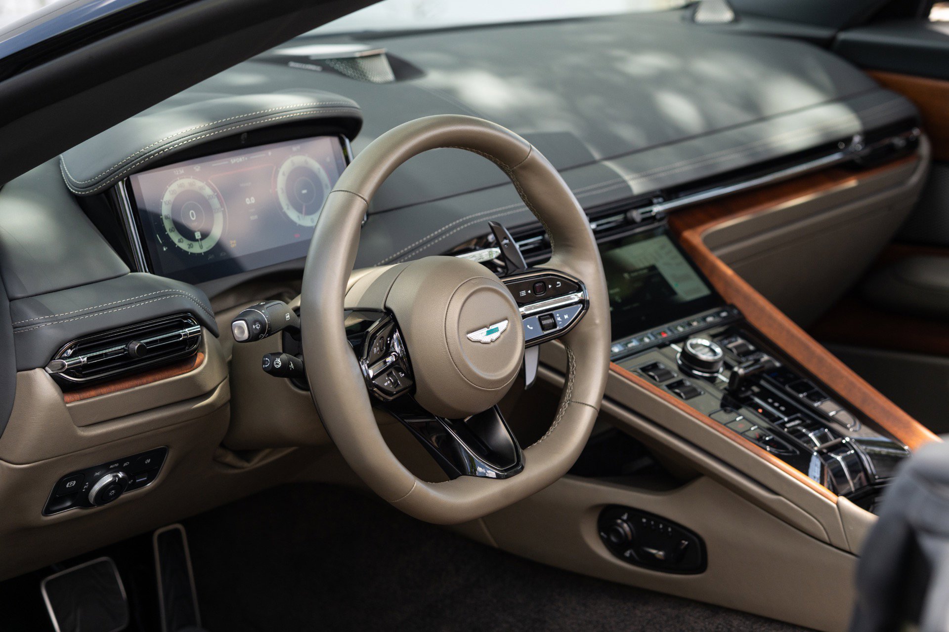 Used 2024 Aston Martin DB12 Convertible RWD image 5